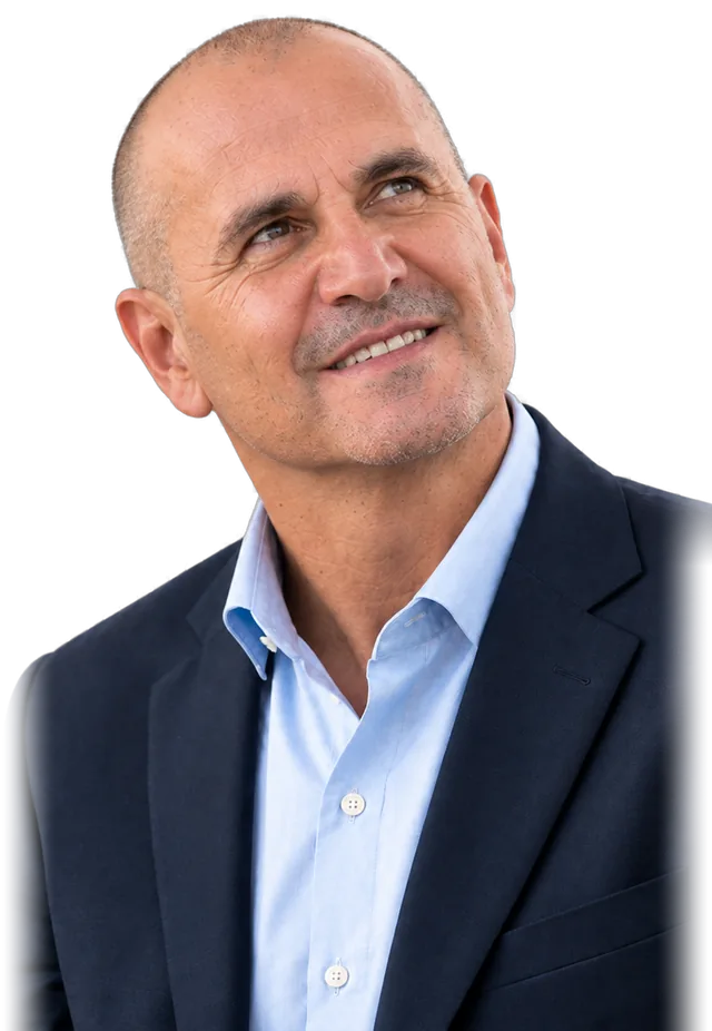 Il Dott. Roberto Ebau sorridente, in giacca, guarda verso l’alto